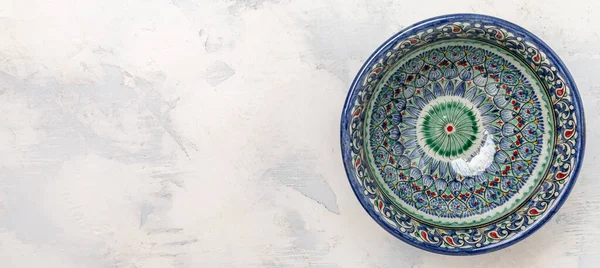 Tradycyjne Uzbeckie Naczynia Narodową Ozdobą Kwiatową Etniczne Uzbeckie Naczynia Ceramiczne — Zdjęcie stockowe