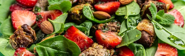 Grilled Chicken Liver Strawberry Fresh Vegetable Salad Spinach Almond Mint — Stock Photo, Image
