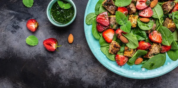 Fresh Strawberries Spinach Salad Chicken Liver Almond Mint Healthy Fats — Stock Photo, Image