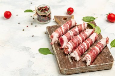 Kofta kebap ya da chevapchichi. Domuz pastırmasına sarılmış kıyma sosisler. Sağlıklı yağlar, kilo vermek için temiz yiyecekler..