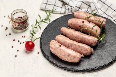 Çiğ ızgara sosis. Münih Dana Sosisi. afiş, menü, metin için tarif yeri, üst görünüm.