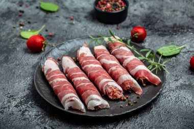 Kofta kebap ya da chevapchichi. Domuz pastırmasına sarılmış kıyma sosisler. Yemek tarifi geçmişi. Kapat..