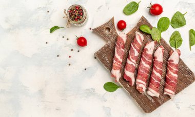 chevapchichi ya da Kofta kebabı, dökme demir tabakta çiğ domuz pastırması ruloları, pankart, menü, yazı için tarif yeri, üst görünüm,