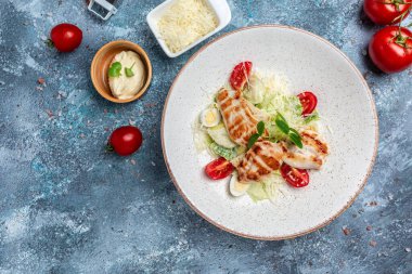 Marullu Sezar salatası, tavuk filetosu ve parmesan peyniri, pankart, menü, yazı için tarif yeri, üst görünüm.,