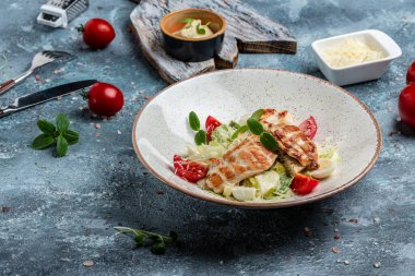 Kavanozda geleneksel sezar salatası ızgara tavuk, yapraklar, sos ve parmesan. Restoran menüsü, diyet, yemek kitabı tarifi. en üstteki görünüm.