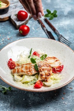 Parmesan peynirli leziz tavuk sezar salatası, parmesan peynirli el spreyi, sos. Sağlıklı yağlar, kilo vermek için temiz yiyecekler..