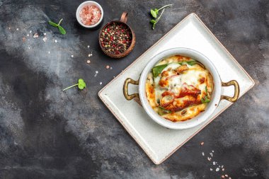 Peynirli tavuk ve mantarlı ıspanaklı krep. afiş, menü, metin için tarif yeri, üst görünüm.