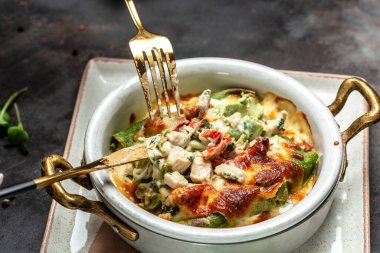 Ispanaklı krep ya da peynirli tavuk ve mantarlı krep. Sıcak bir Avrupa kahvaltısı. Yemek tarifi geçmişi. Kapat..