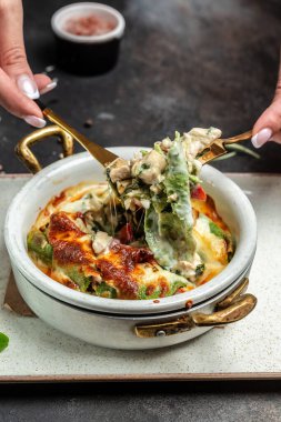 Sıcak ıspanaklı krep ya da peynirli tavuk ve mantarlı krep. Yemek konsepti, dikey görüntü. Boşluğu kopyala.