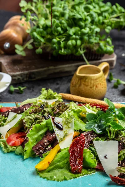 Salada Vitela Com Legumes Frescos Tomate Alface Queijo Parmesão Comida — Fotografia de Stock
