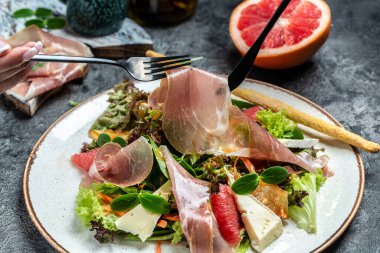 Peynirli peynirli jambonlu jambon salatası ve greyfurt, salata karışımı. Restoran menüsü, diyet, yemek kitabı tarifi..