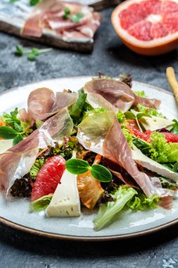 Peynirli peynirli jambonlu jambon salatası ve greyfurt, salata karışımı. Restoran menüsü, diyet, yemek kitabı tarifi..