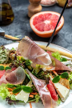 Prosciutto salatası, peynirli peynirli peynir ve greyfurt, salata karışımı. Sağlıklı yağlar, kilo vermek için temiz yiyecekler..