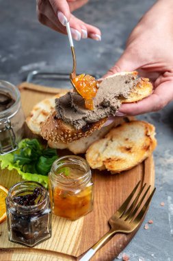 Kırmızı soğan reçeli ve portakallı taze ev yapımı tavuk ciğeri ezmesi. Gurme aperatifler, çeşitli İtalyan aperatifleri bruschetta.