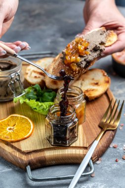Ev yapımı ördek ciğeri ve kırmızı soğan reçeli. Gurme aperatifler, çeşitli İtalyan aperatifleri bruschetta.