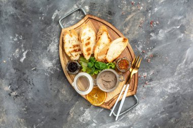 Lezzetli kızarmış ekmek karaciğer ezmeli crostini ile kırmızı soğan reçeli, çeşitli İtalyan aperatifleri bruschetta. afiş, menü, metin için tarif yeri, üst görünüm.
