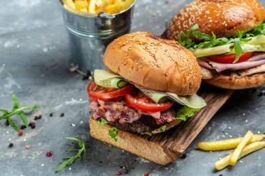 Pastırmalı, jambonlu ve peynirli iki lezzetli burger. Amerikan fast food 'u. afiş, menü, metin için tarif yeri.