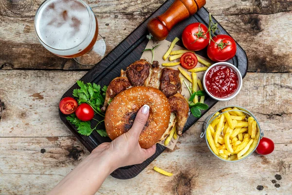 Comida Callejera Manos Sosteniendo Deliciosas Hamburguesas Frescas Con Papas Fritas — Foto de Stock