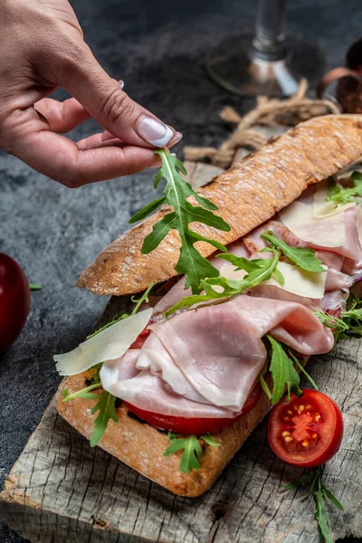 Sandwiches Submarinos Con Jamón Queso Tocino Lechuga Tomate Aperitivos Gourmet — Foto de Stock