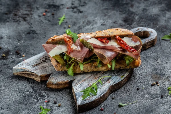 Sandwich Submarino Fresco Con Jamón Prosciutto Tomates Secados Sol Pepinillos — Foto de Stock