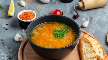 Ev yapımı sebzeli mercimek çorbası. Hint vejetaryen mutfağı. Yemek tarifi geçmişi. Kapat..