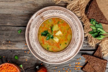 Körili kırmızı mercimek çorbası, geleneksel Türk yemeği ya da Arap mercimek ve sebze çorbası, sağlıklı vejetaryen yemeği. Üst görünüm,