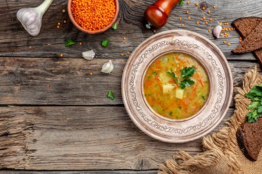 Ahşap arka planda mercimek çorbası, otantik Hint yemeği. Üst Manzara. Uzun pankart biçimi, üst görünüm,