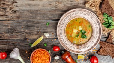 Ahşap masada kırmızı mercimek çorbası. afiş, metin için menü tarifi yeri, üst görünüm,