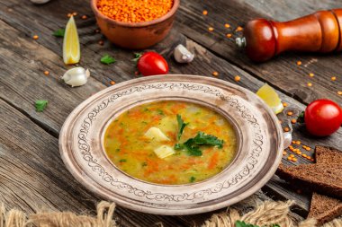 Limon, sarımsak ve baharatla servis edilen kırmızı mercimek çorbası. Türk ve Hint mutfağı. afiş, metin için menü tarifi yeri, üst görünüm.