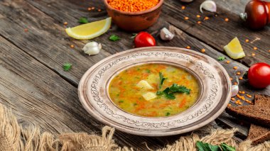 Ahşap arka planda bir kasede mercimek çorbası lezzetli vejetaryen yemekleri, yemek tarifi geçmişi. Kapat.,