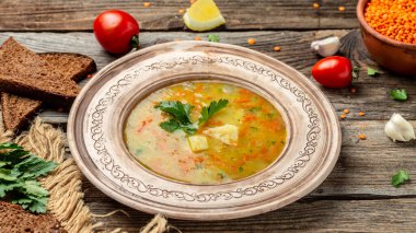 Kırmızı mercimek çorbası. Geleneksel Türk ya da Arap mercimek ve sebze baharatlı çorba, sağlıklı vejetaryen yemeği. Yemek tarifi geçmişi. Kapat.,