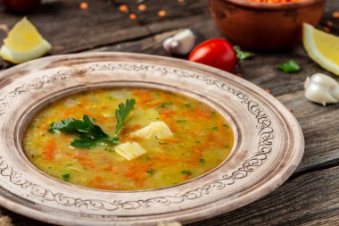 Ahşap arka planda sebzeli ev yapımı vejetaryen mercimek çorbası. Hint vejetaryen mutfağı. Yemek tarifi geçmişi. Kapat..