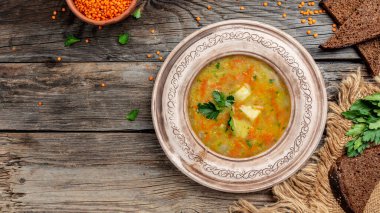 Kırmızı mercimek çorbası geleneksel ortadoğu, Türk mutfağı, ramazan mutfağı. Vejetaryen yemeği. afiş, metin için menü tarifi yeri, üst görünüm,