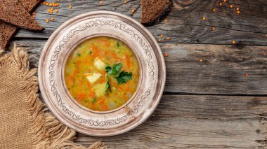 Kırmızı mercimek çorbası. Geleneksel Türk ya da Arap mercimek ve sebze baharatlı çorba, sağlıklı vejetaryen yemeği. Üst görünüm.