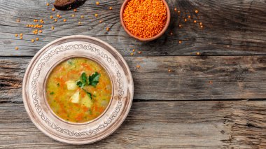 Lezzetli ev yapımı körili mercimek çorbası. Uzun pankart biçimi, üst görünüm,