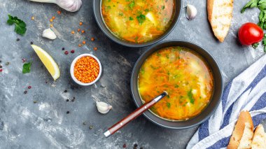 Limon, sarımsak ve baharatla servis edilen kırmızı mercimek çorbası. Türk ve Hint mutfağı. afiş, metin için menü tarifi yeri, üst görünüm.