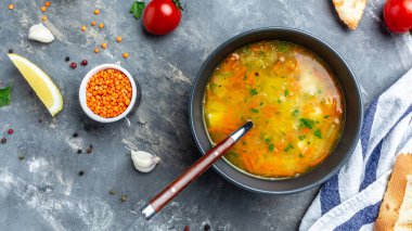 Mercimek çorbası, otantik Hint yemeği. Üst Manzara. Uzun pankart biçimi, üst görünüm,