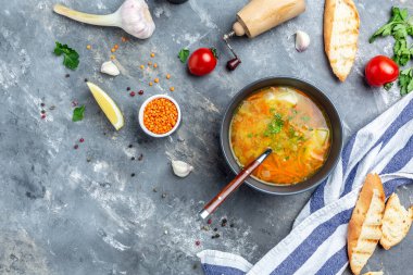 Malzemeli kırmızı mercimek çorbası, geleneksel Türk ya da Arap mercimeği ve baharatlı sebze çorbası, sağlıklı vejetaryen yemeği. metin için yer, üst görünüm,