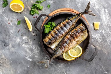 Oktoberfest menüsü. Limonlu ve baharatlı ızgara uskumru balığı, restoran menüsü, diyet, yemek kitabı tarifi.,
