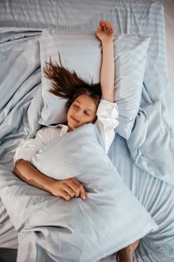 Sabahları yatakta güzel bir genç kızın portresi. Erken kalkıyorsun, uykusuzsun, işe gidiyorsun..