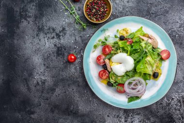 Ton balığı ve haşlanmış yumurta sebze salatası. afiş, menü, metin için tarif yeri, üst görünüm.