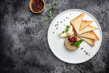 Taze ev yapımı tavuk ciğeri ezmesi, tereyağı, kurutulmuş domates ve tabakta ekmek. afiş, menü, metin için tarif yeri, üst görünüm.