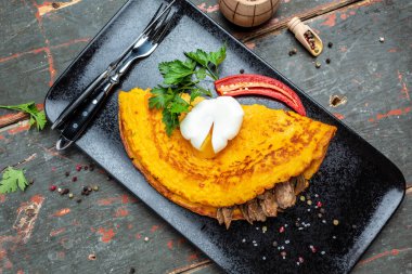 Et, sebze ve haşlanmış yumurta ile doldurulmuş omlet. Gurme Lezzetli Yumurtalı Omlet. Ketogenik diyet kahvaltısı. afiş, menü, metin için tarif yeri, üst görünüm.