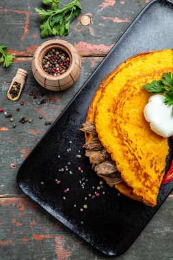 Yumurtalı omlet, haşlanmış yumurta ve sade ahşap dokuda maydanoz. Restoran menüsü, diyet, yemek kitabı tarifi..