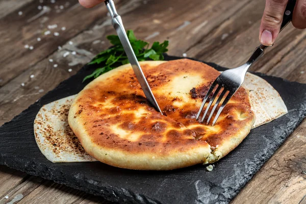 Traditionelle Ossetische Feta Käsekuchenstillleben Mit Käse Kartoffeln Kräutern Quark Rindfleisch — Stockfoto