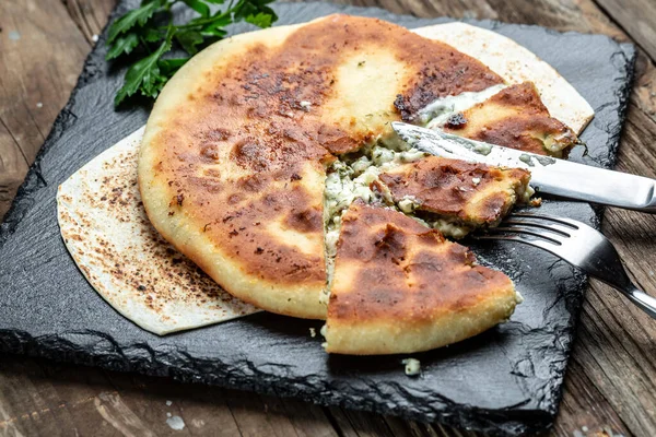 Kuchen Mit Käse Kartoffeln Kräutern Quark Kaukasische Nationalspeise Auf Holzgrund — Stockfoto