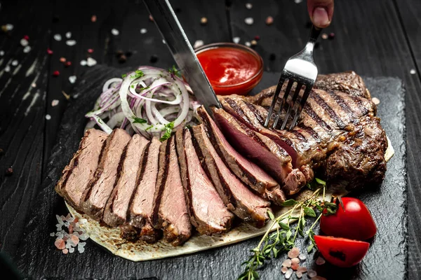 Filete Ternera Parrilla Barbacoa Seca Ribeye Steak Sobre Fondo Madera —  Fotos de Stock