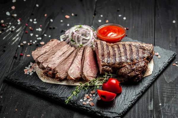 Filete Ternera Parrilla Barbacoa Seca Ribeye Steak Sobre Fondo Madera — Foto de Stock