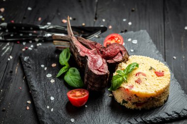 Kızarmış kuzu pirzolası ve kuskus. Tahta arka planda. afiş, menü, metin için tarif yeri, üst görünüm.