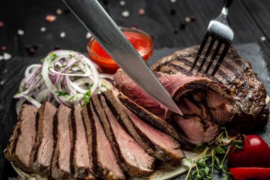 Az pişmiş pirzola. Izgara pirzola bifteği. Ahşap arka planda kurumuş barbekü bifteği..